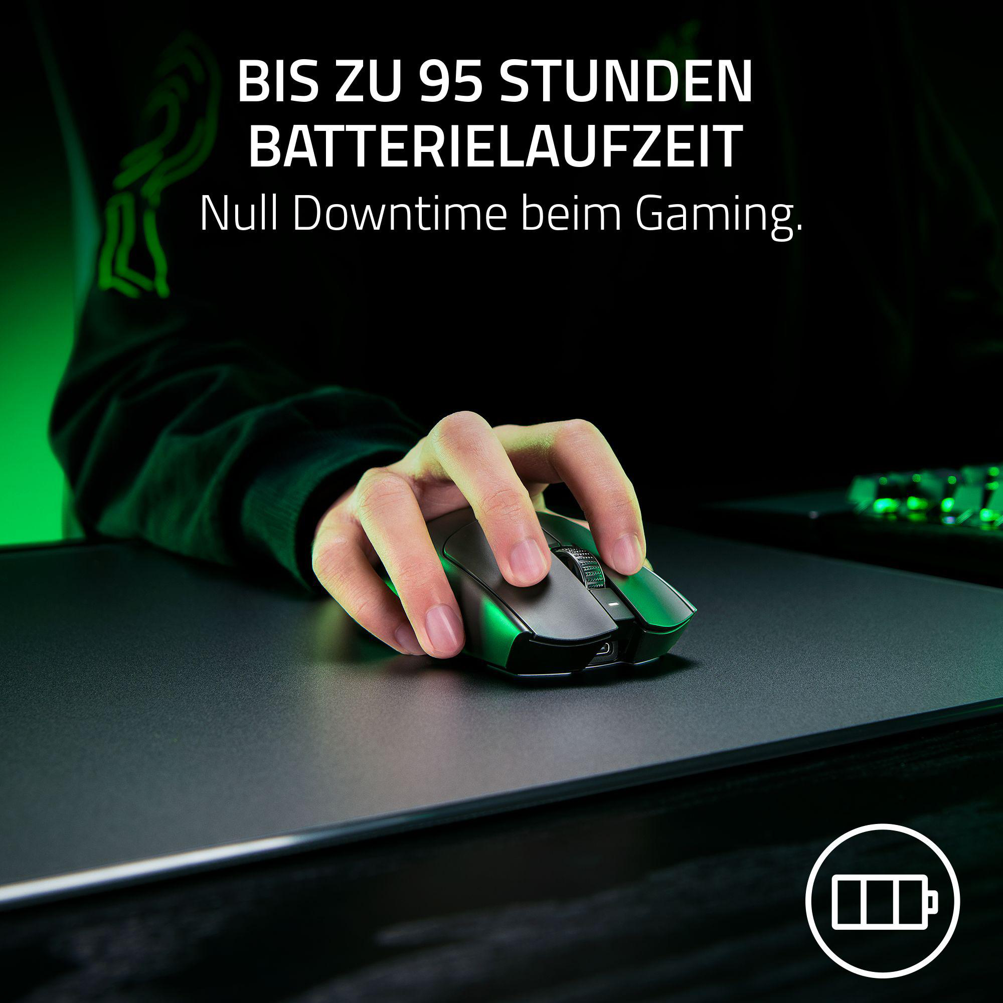 Person benutzt schwarze Gaming-Maus. Text: "Bis zu 95 Stunden Akkulaufzeit".