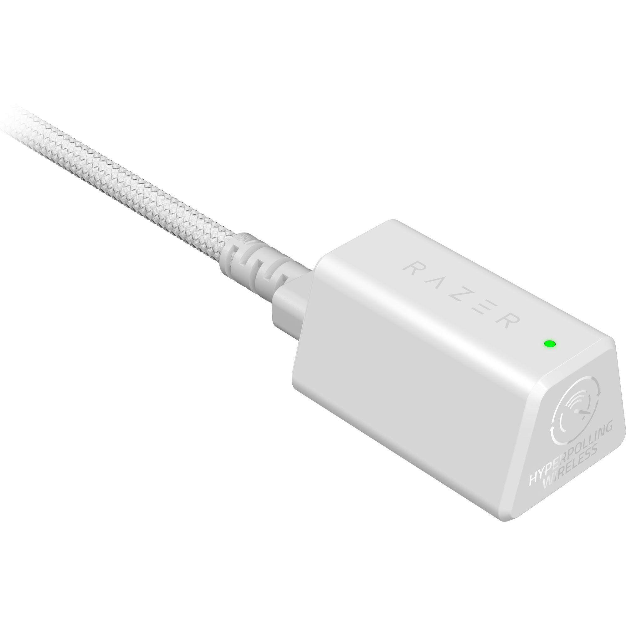 Weißer Razer HyperPolling Wireless-Dongle. Ein weißer USB-C-Anschluss ist am Dongle angebracht.