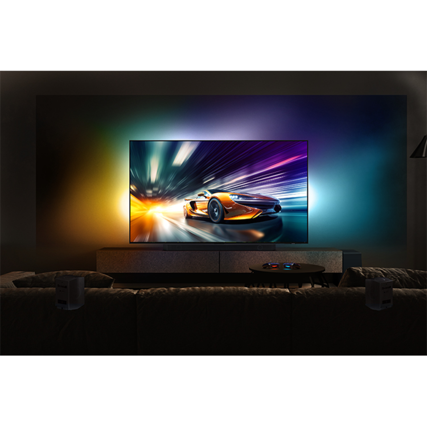 Tv met een auto op een weg, met een kleurrijk lichtframe, op een kast.