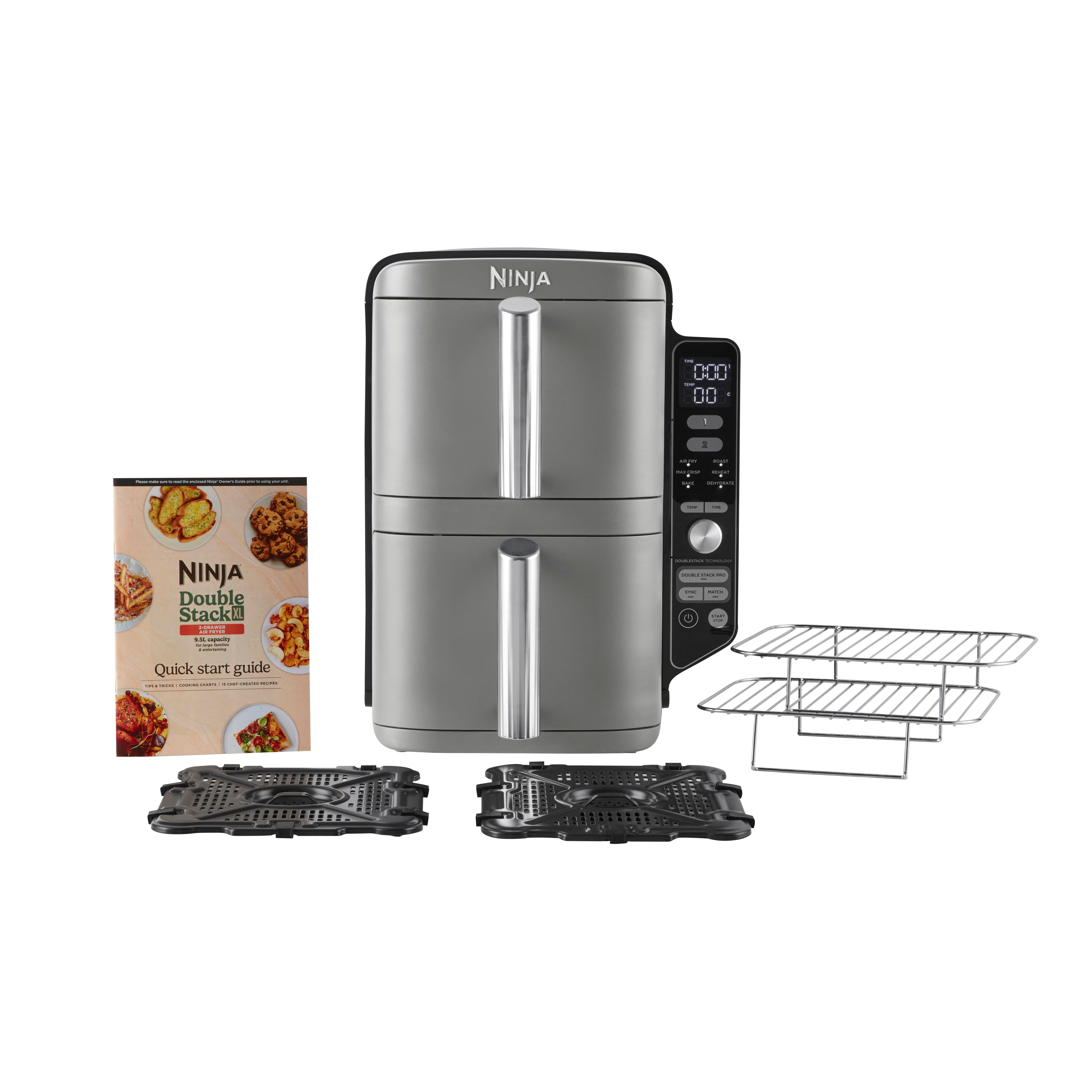Ninja Double Stack Airfryer mit Zubehör. Enthält Kochgestelle und ein Rezeptbuch.