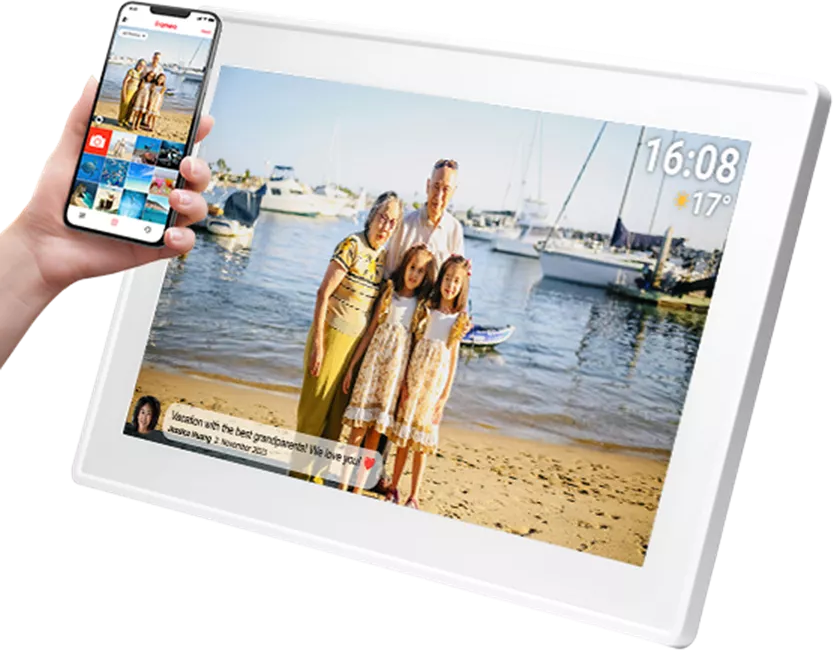 Un cadre photo numérique affiche une photo de famille. Un téléphone affiche la même image.