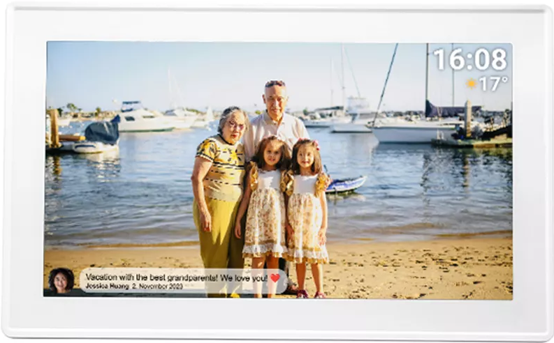 Cadre photo numérique montrant une famille à la plage avec superposition de texte.