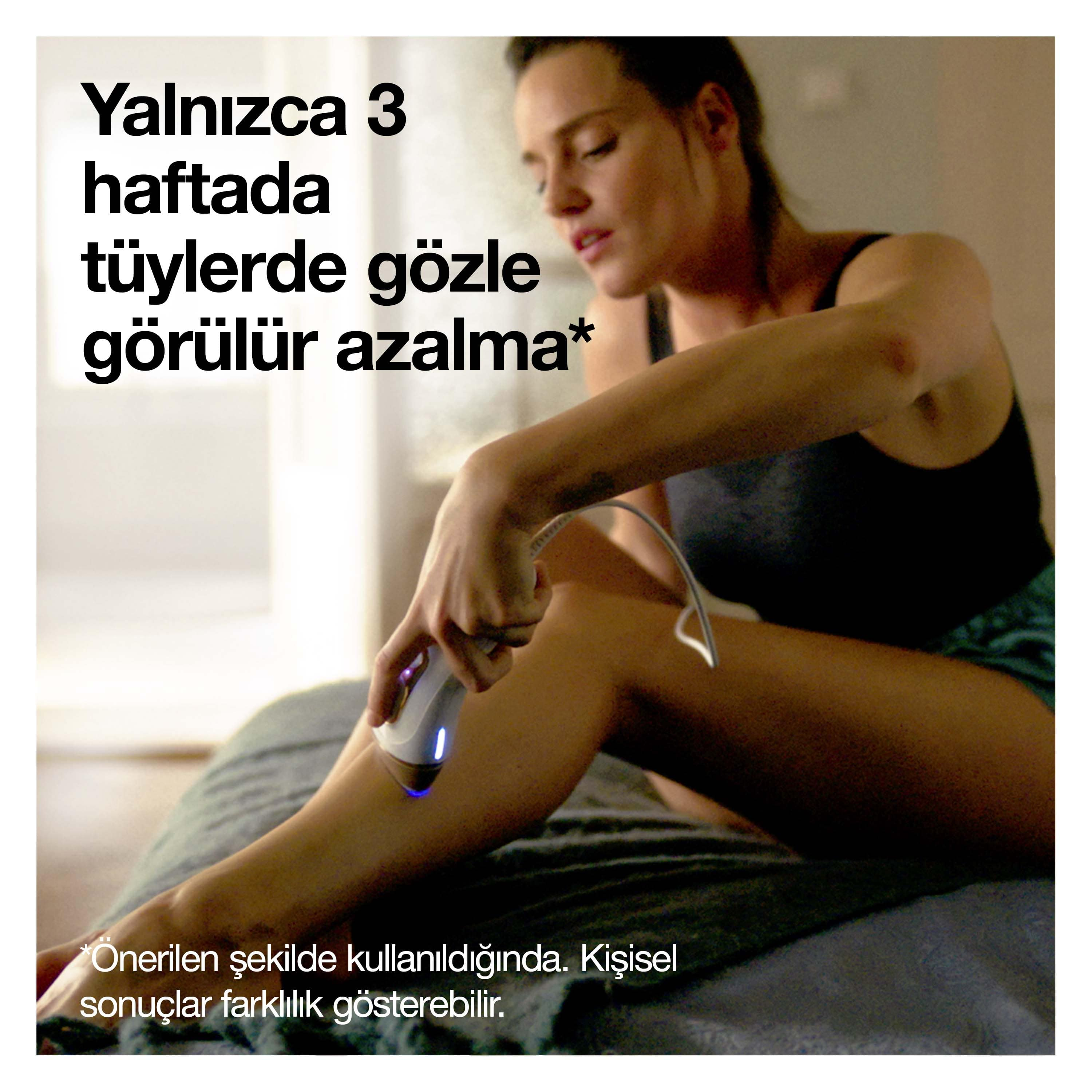 Bacakta tüy alma cihazı kullanan kadın; metin 3 haftada tüy azalması olduğunu belirtiyor.