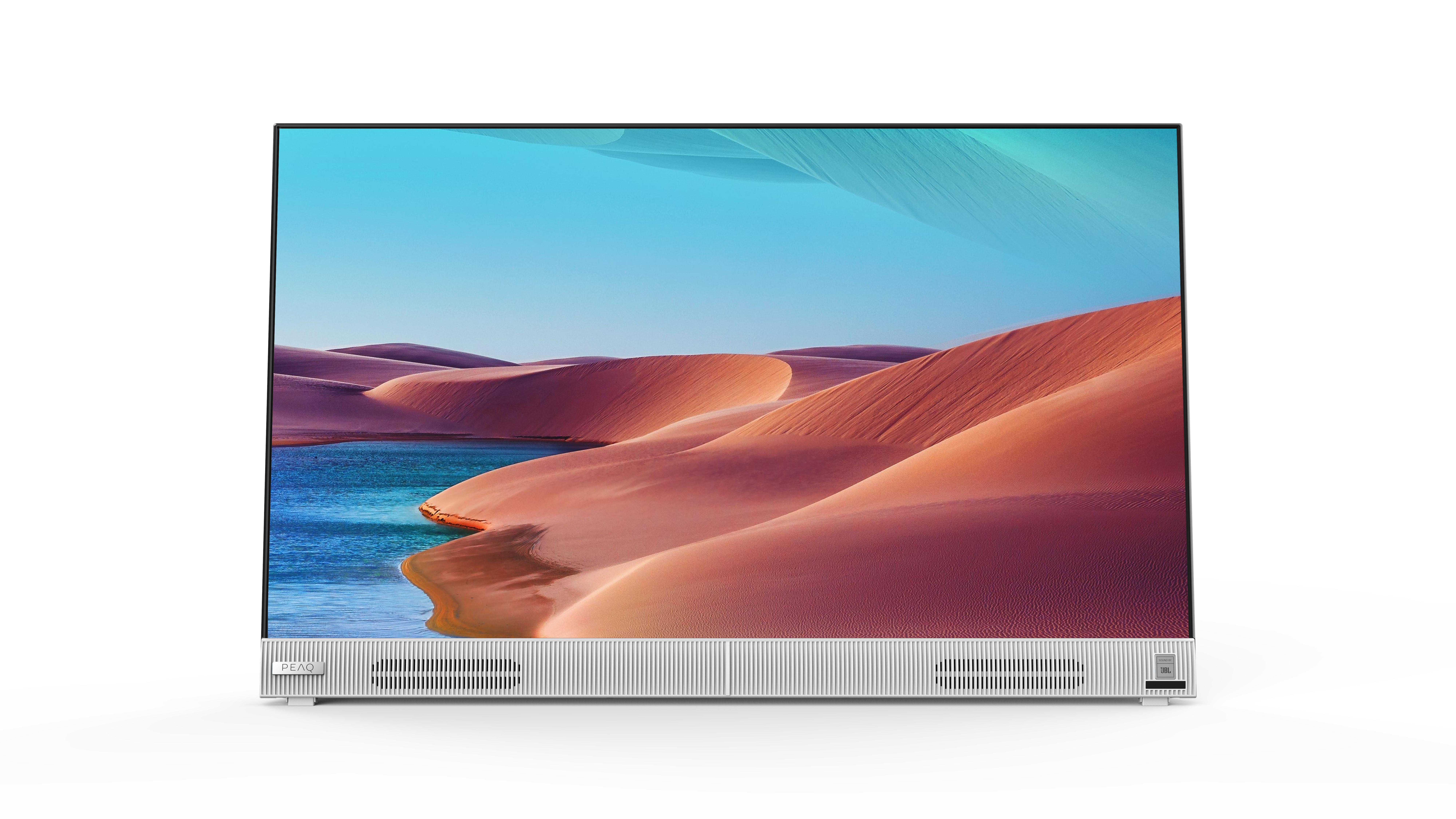 TV-Bildschirm mit Wüstenlandschaft, weißer Sockel und weißer Hintergrund.