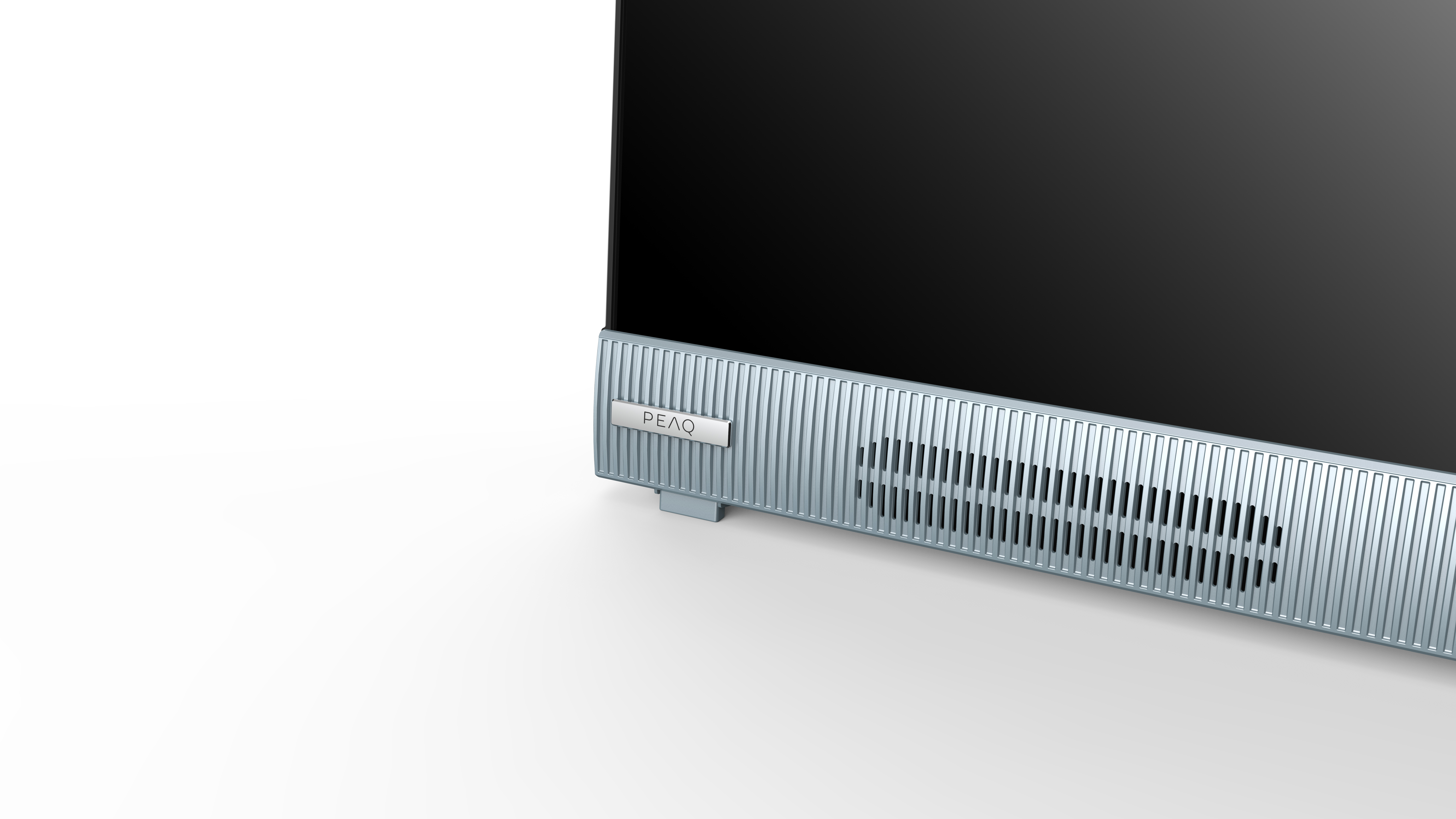Nahaufnahme eines Fernsehers mit blauem, gerippten Design und dem PEAQ-Logo.