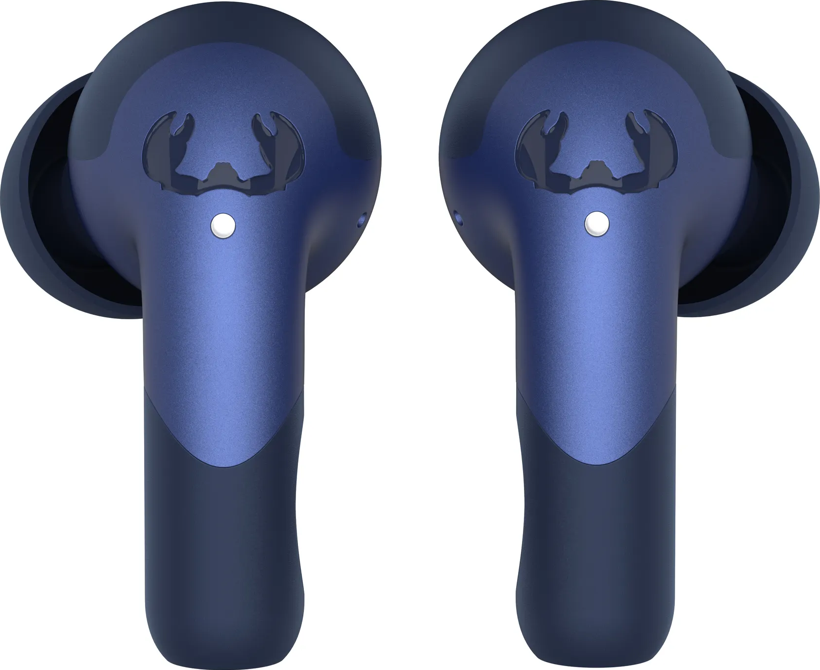 Nahaufnahme von zwei blauen Ohrhörern mit Logo. Der Hintergrund ist verschwommen.