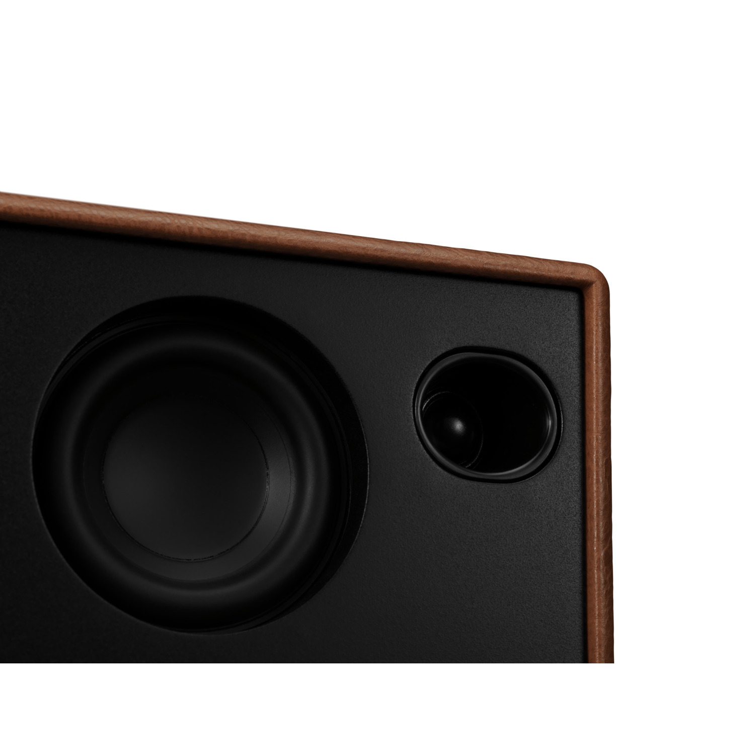 Close-up van een luidspreker met zwarte woofer en tweeter, houten frame.