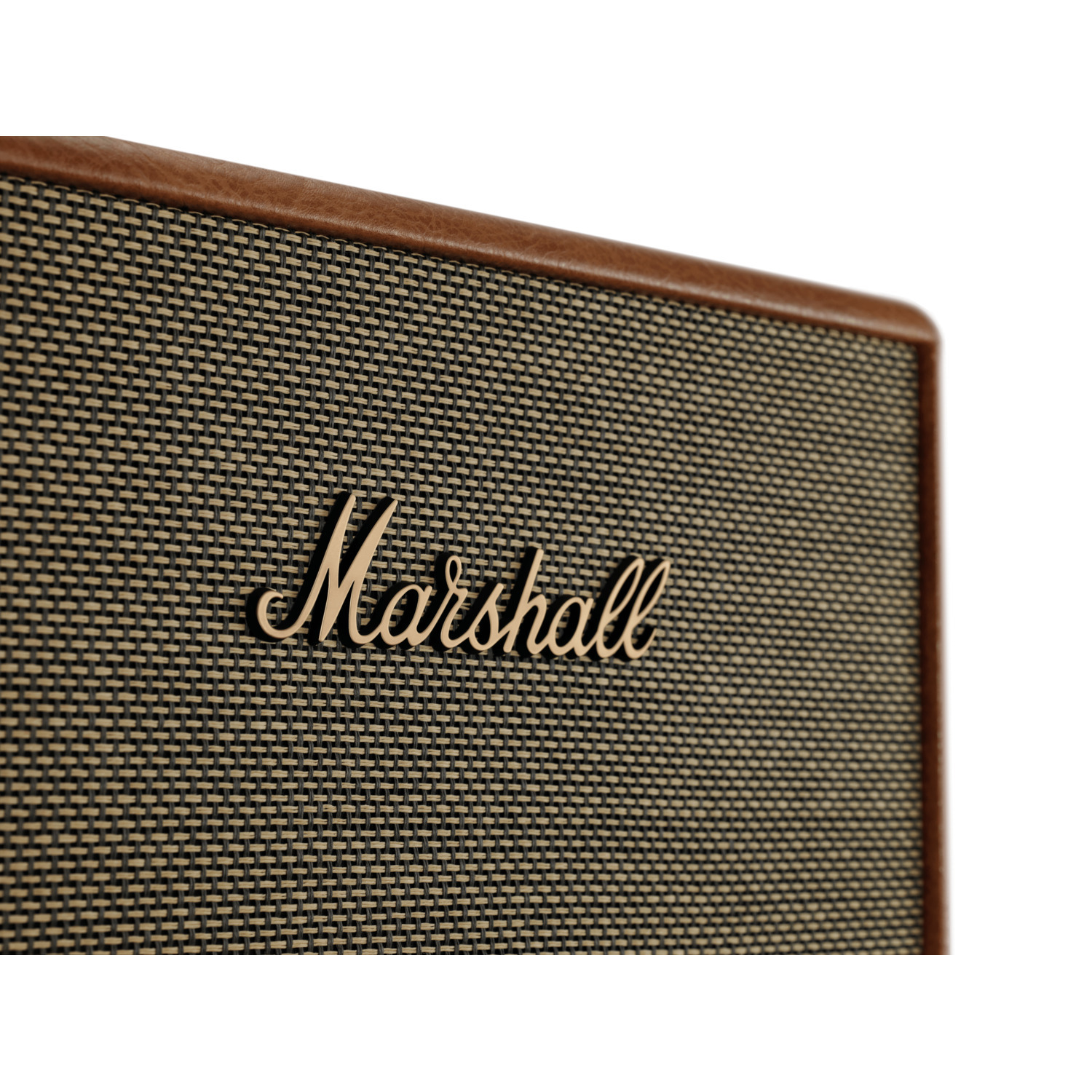 Close-up van een Marshall-luidspreker, met een bruin frame en het 'Marshall'-logo.