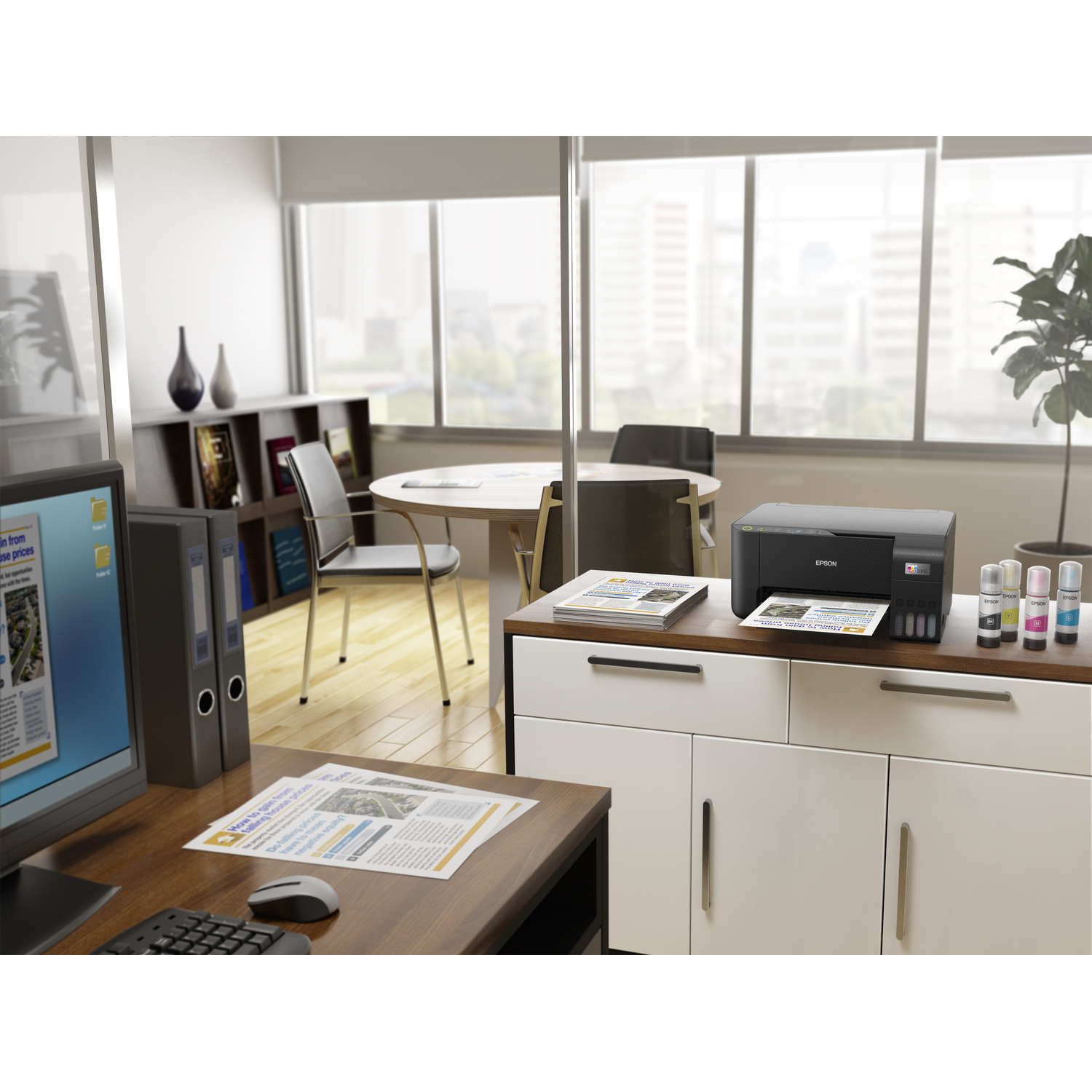 Kantoor met printer, computer, papier en kantoorbenodigdheden.