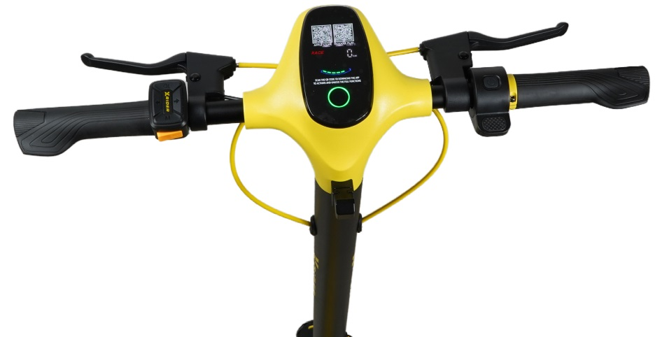 Żółta kierownica hulajnogi elektrycznej z wyświetlaczem i elementami sterowania.