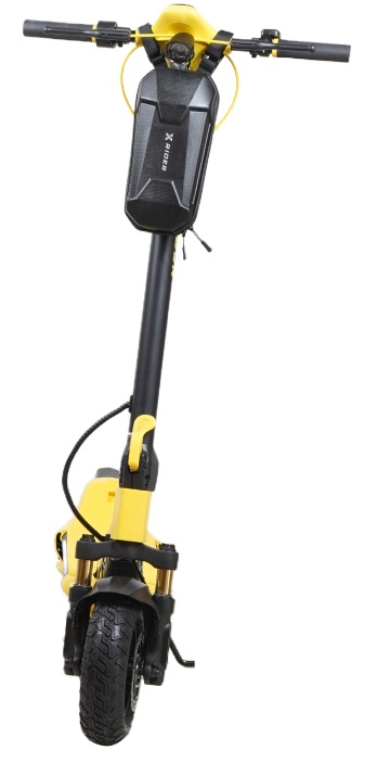 Żółta hulajnoga elektryczna, widok z przodu. Czarne akcenty, z czarną torbą z przodu.