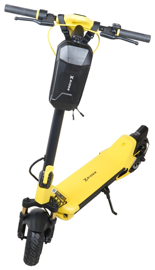 Żółta hulajnoga elektryczna, czarna torba do przechowywania na kolumnie kierownicy. Logo X-RIDER.