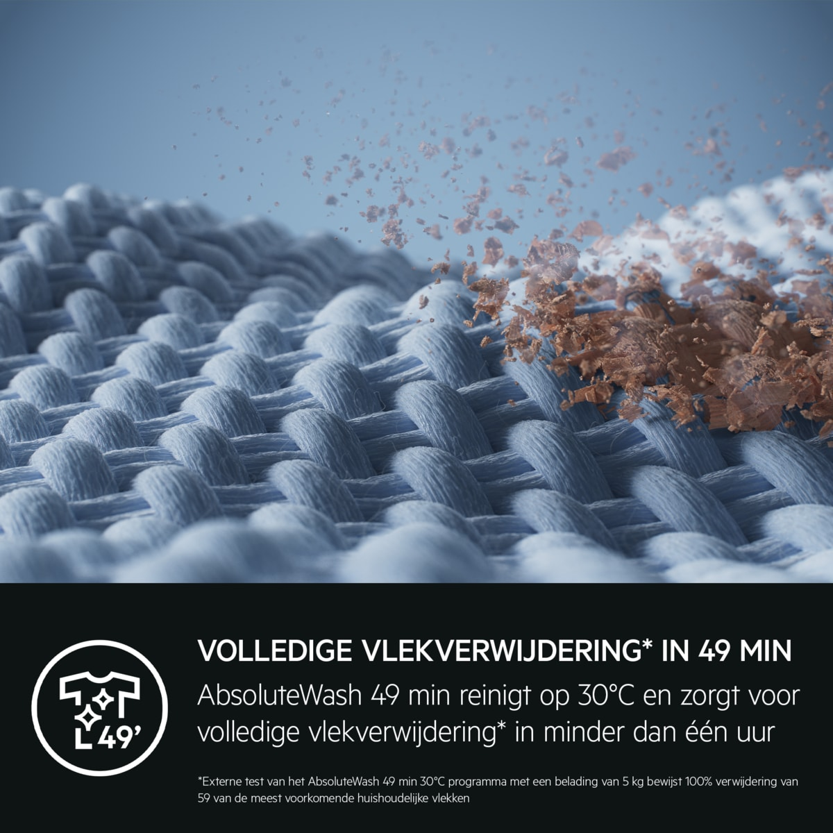 Close-up van lichtblauwe stof met spikkels en bruine deeltjes.