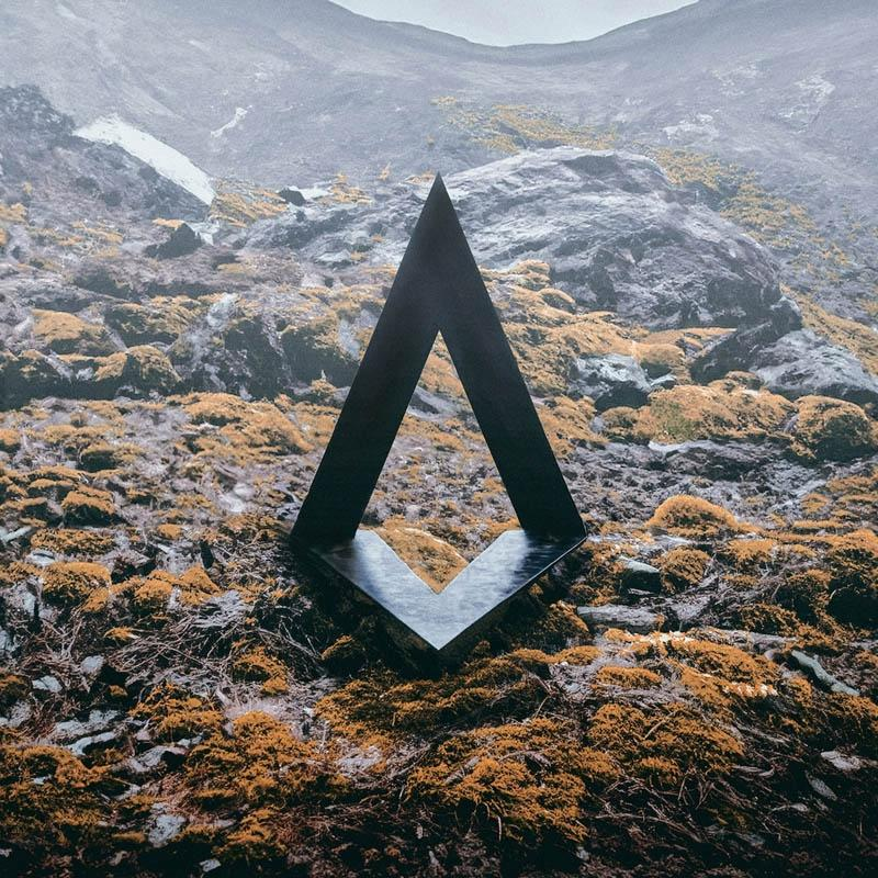 Eine schwarze Metallskulptur in einer Landschaft aus Felsen und Moos.