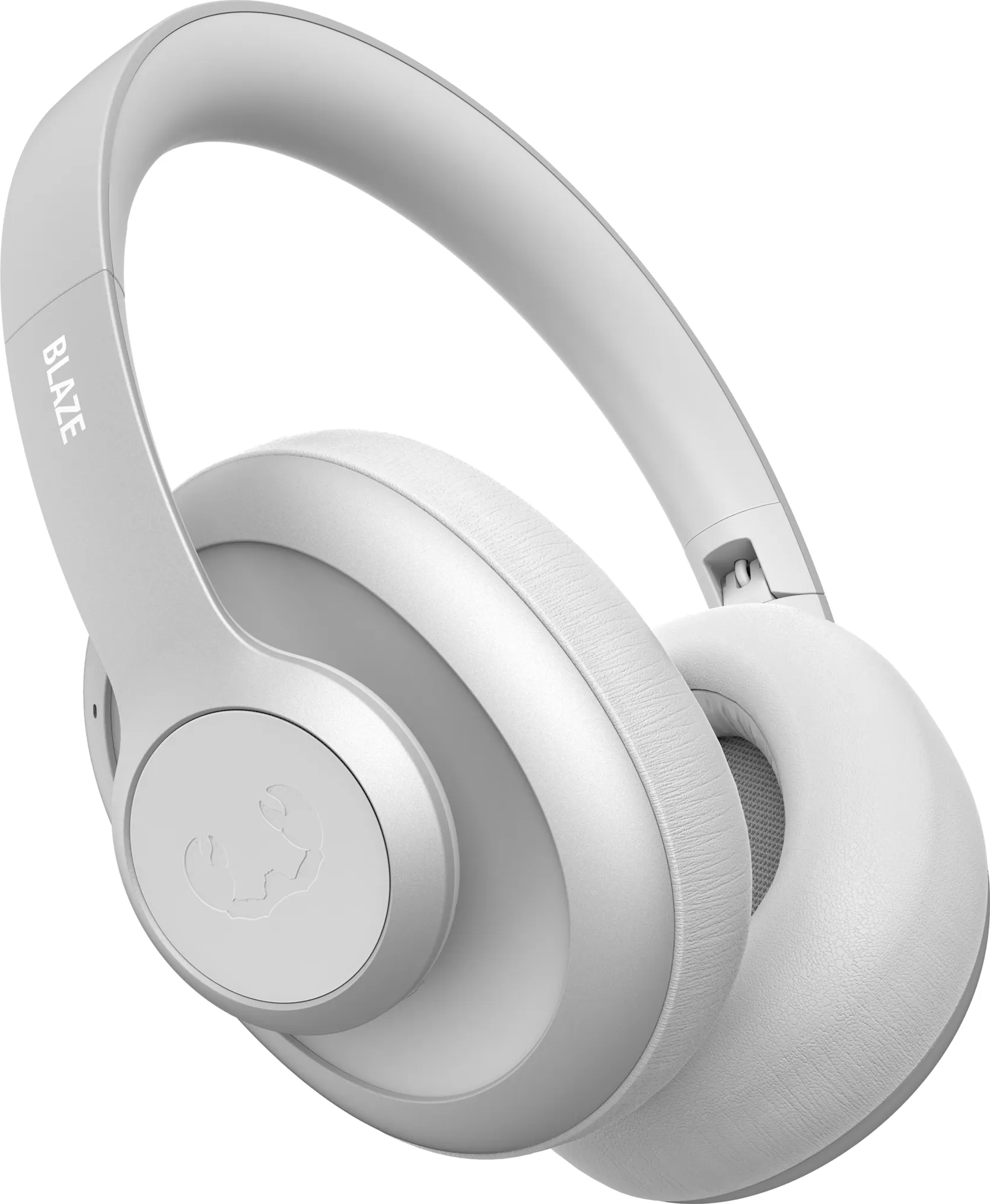 Casque blanc avec un logo circulaire sur le côté, vue en angle.