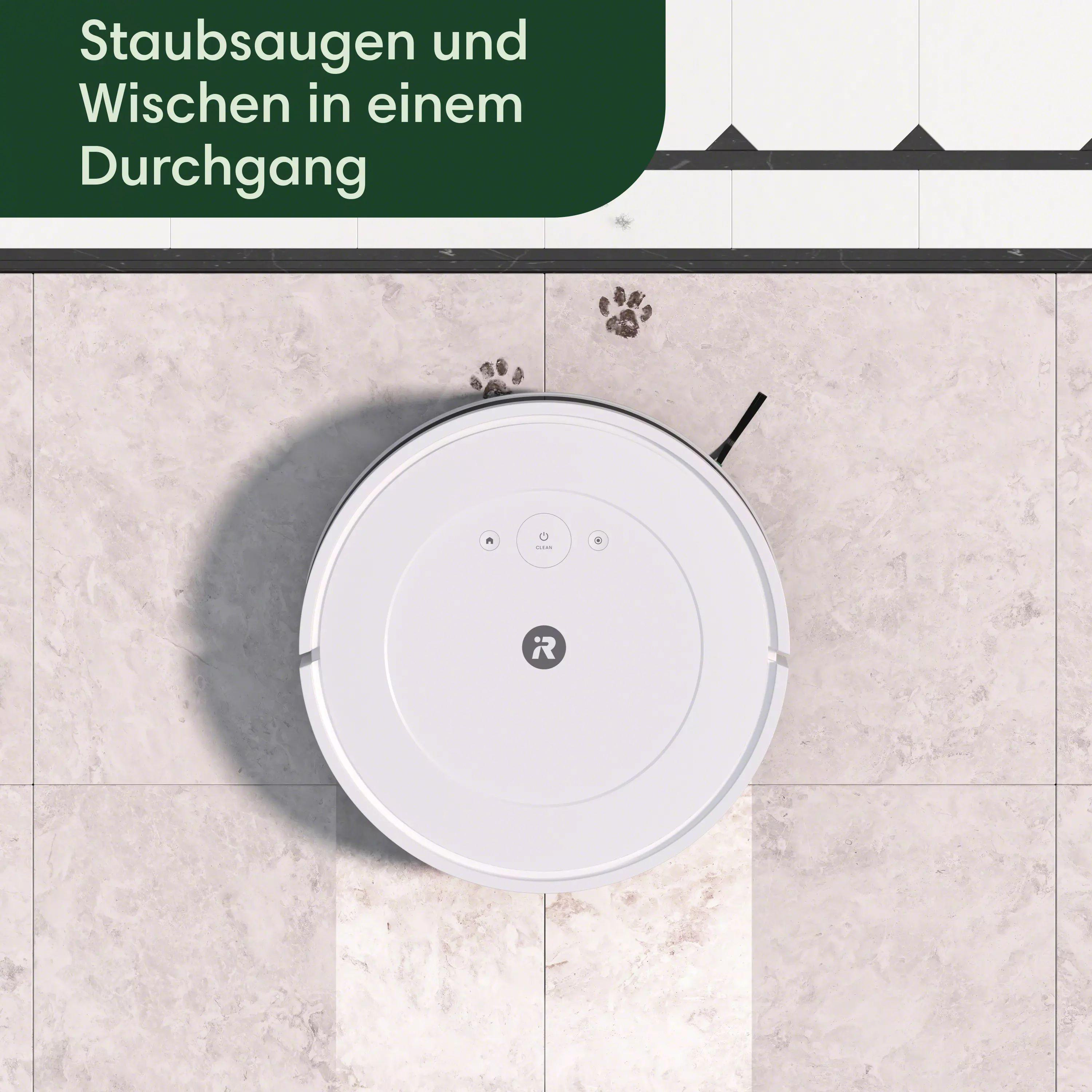Ein weißer Roboter-Staubsauger reinigt auf einem Fliesenboden, mit Pfotenabdrücken.
