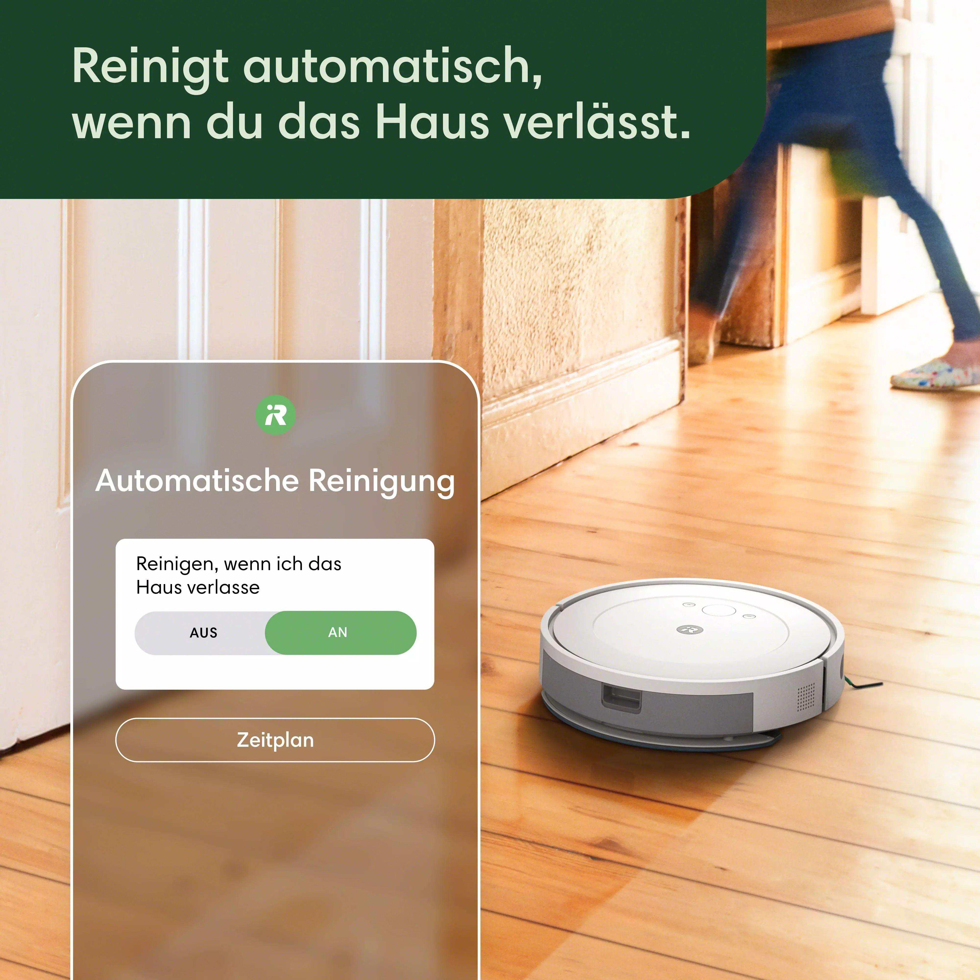 Roboter-Staubsauger auf Holzboden. Ein Telefon zeigt Einstellungen: Reinigung beim Verlassen des Hauses.