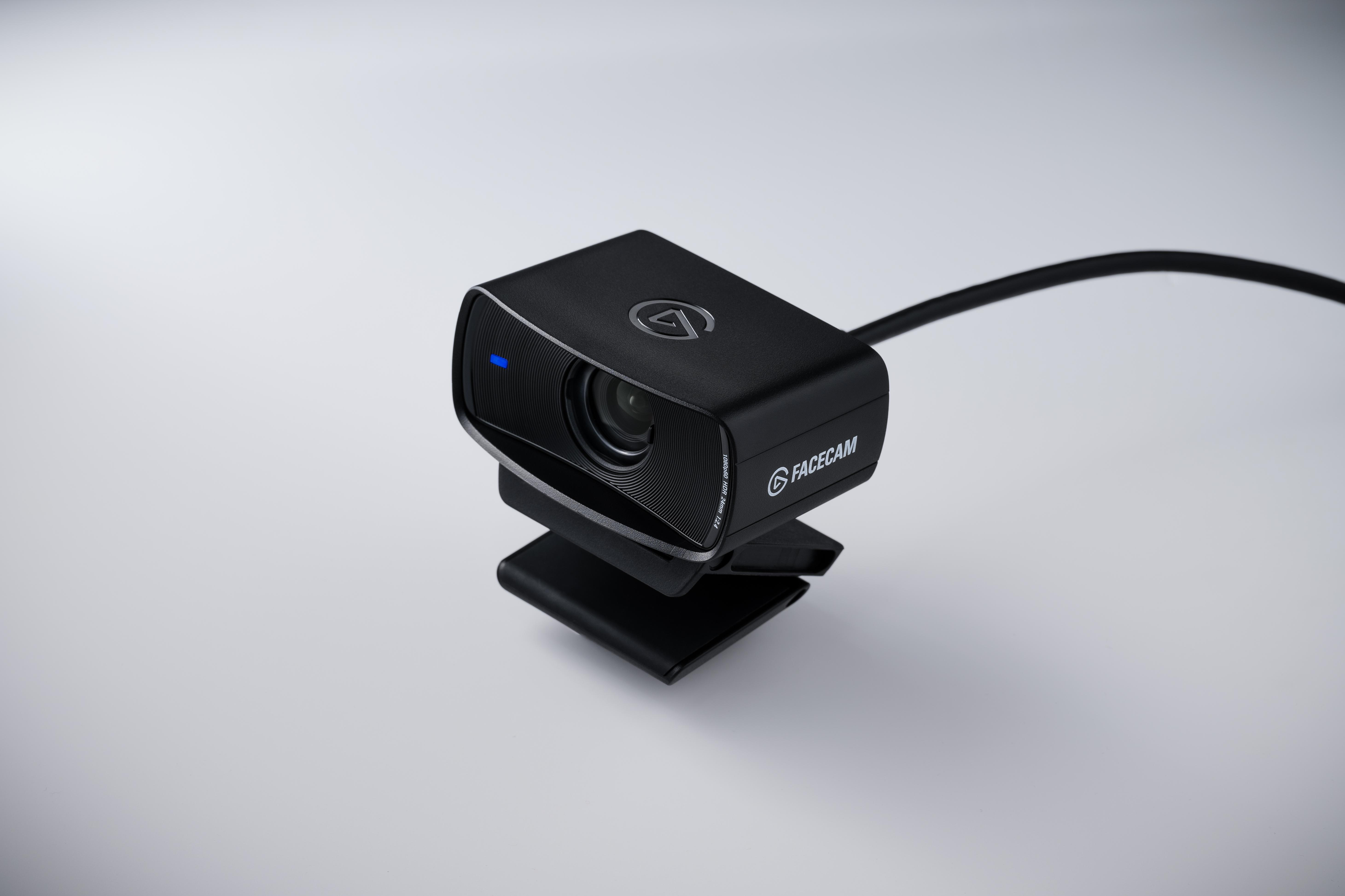 Schwarze Webcam mit Linse und Clip. Die Webcam befindet sich auf weißem Hintergrund.