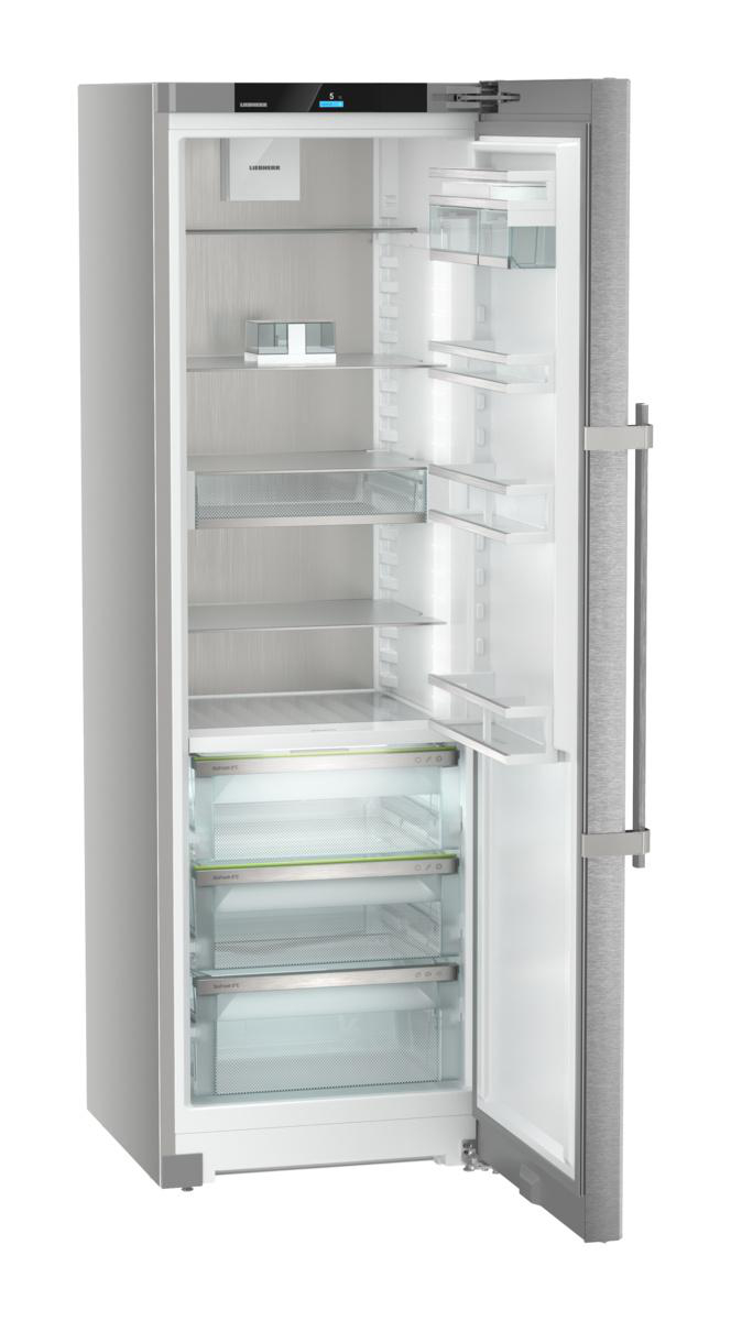 Edelstahl-Liebherr-Kühlschrank, geöffnet, um Inneneinlegeböden und Schubladen zu zeigen. Weißer Innenraum.