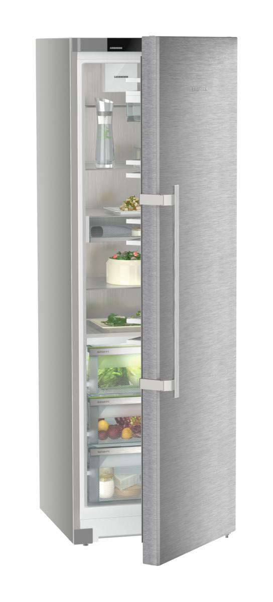 Geöffneter Kühlschrank aus Edelstahl mit sichtbaren Regalen und Inhalten.