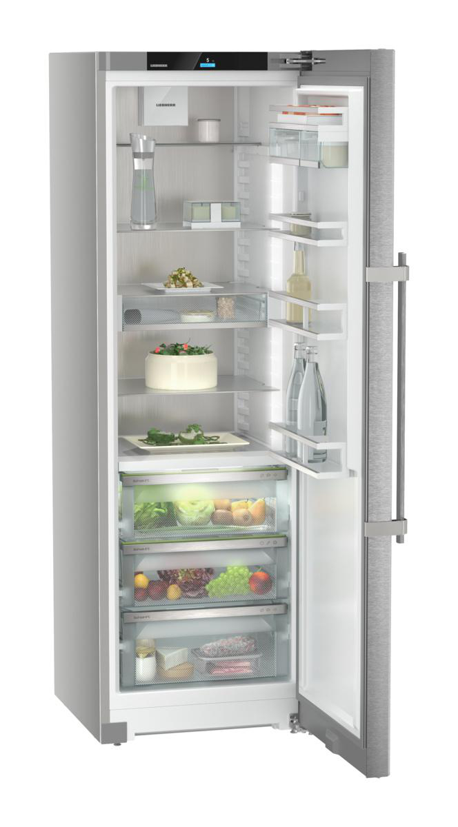 Offener Kühlschrank mit Lebensmitteln. Klare Glasböden und Schubladen.