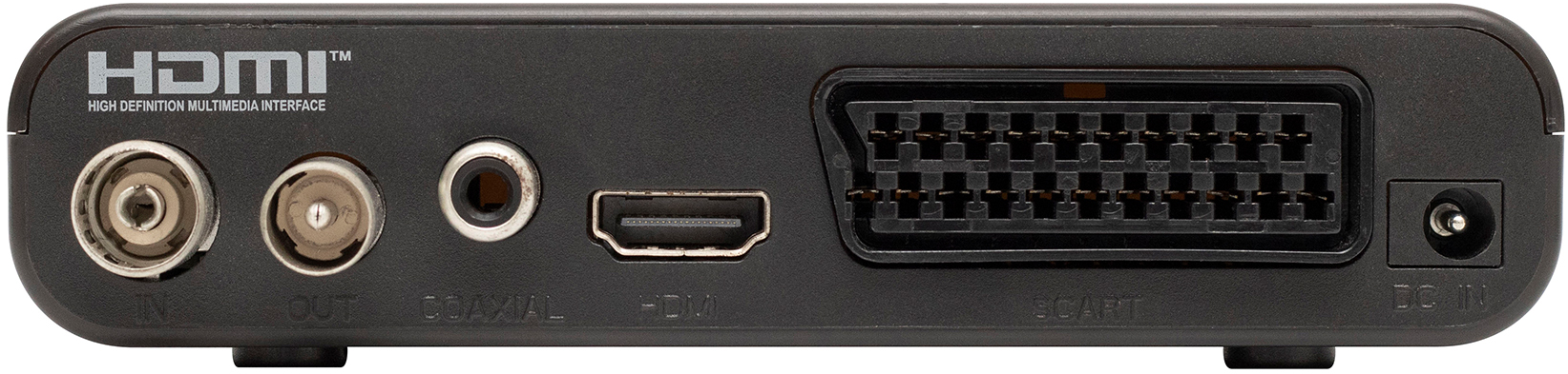 Egy fekete eszköz hátlapja, különféle portokkal, beleértve a HDMI-t, a SCART-ot és a DC In-t.