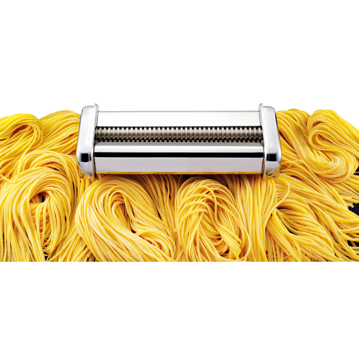 Macchina per la pasta con pasta gialla fresca su sfondo bianco.