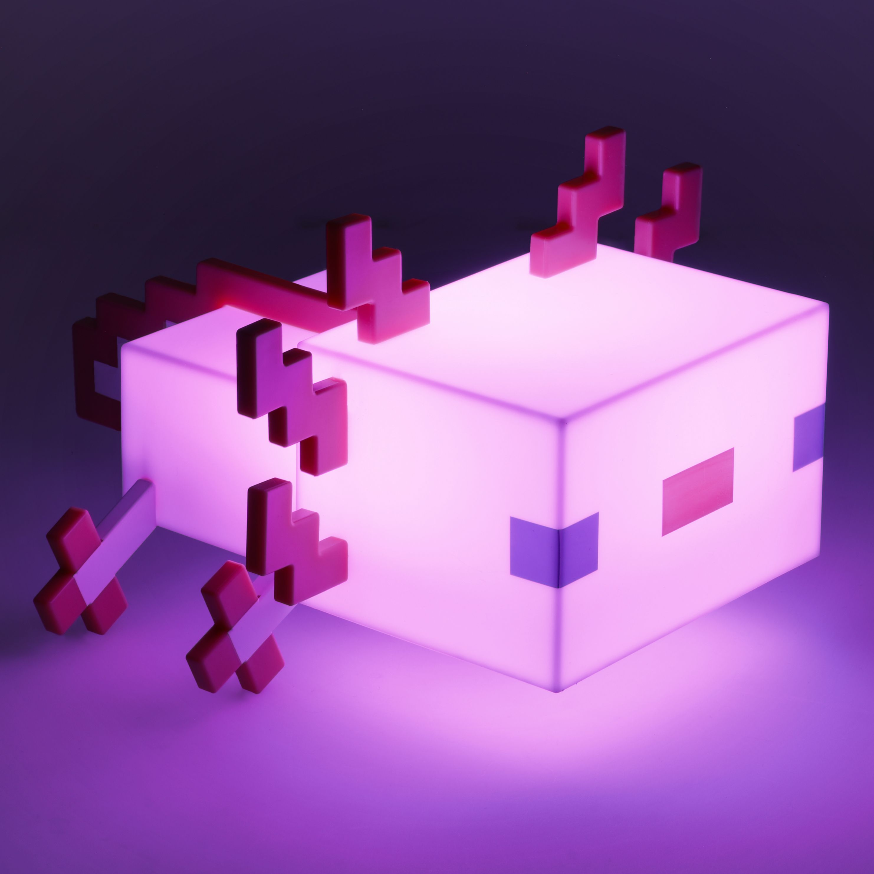 Eine pixelige Axolotl-Lampe in Rosa, mit roten und violetten Akzenten. Der Hintergrund ist ein dunkler Farbverlauf.