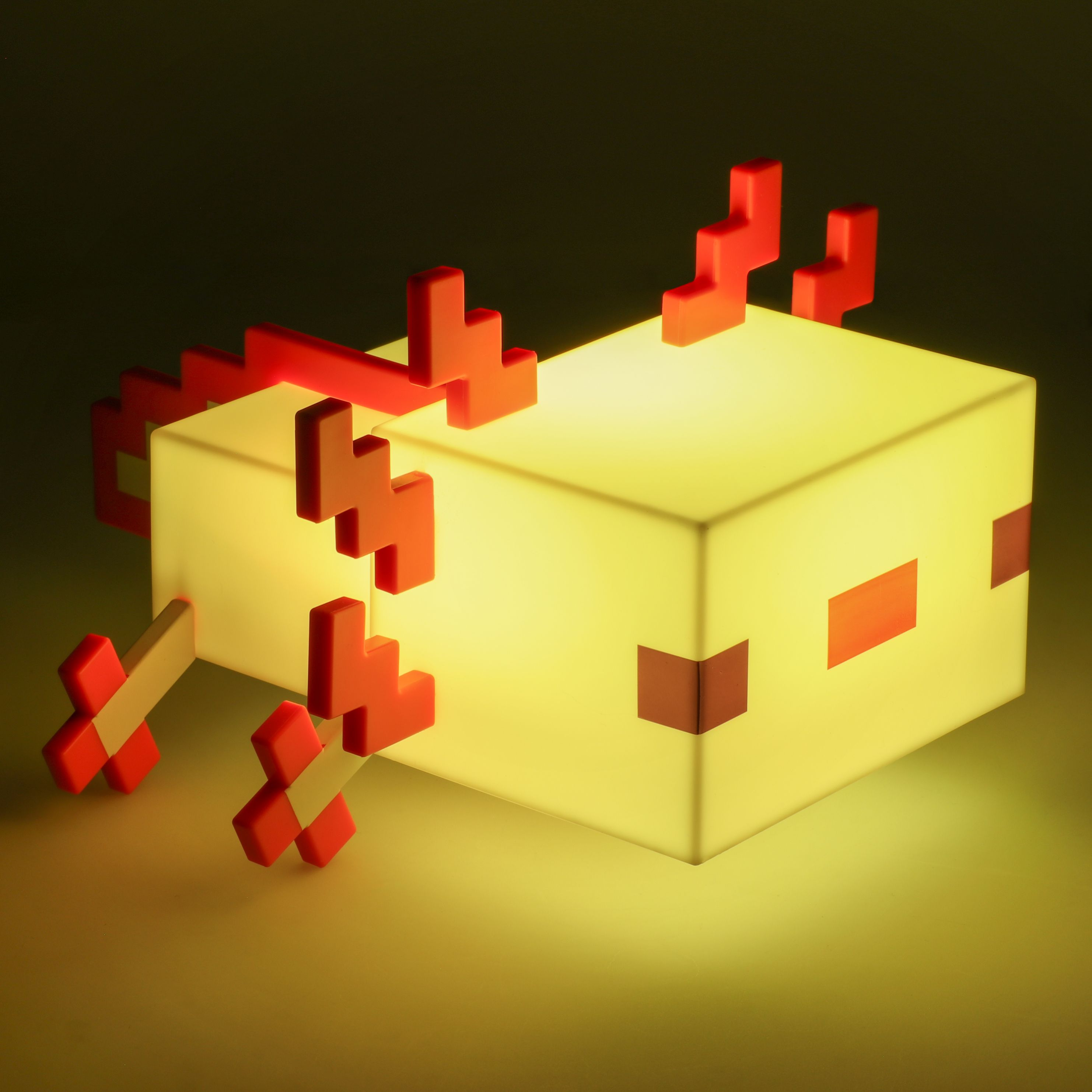 Eine Minecraft Axolotl Lampe, mit Licht, das von ihr ausgeht.