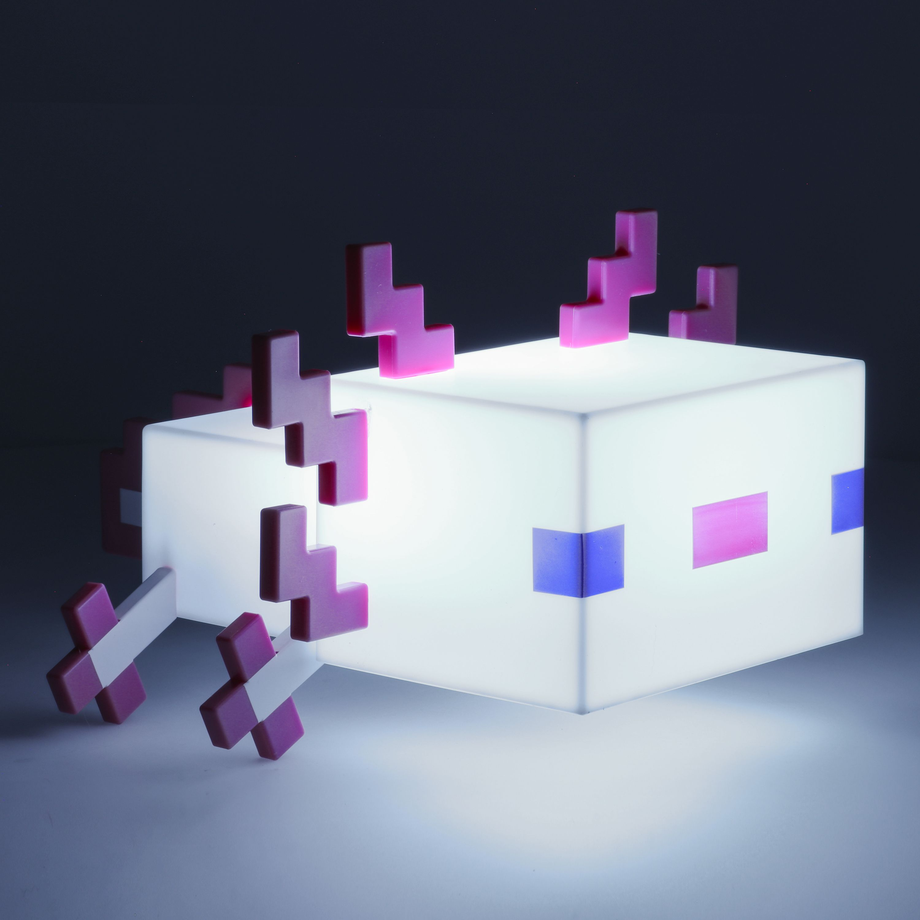 Weißes Licht mit pixeligem Minecraft Axolotl.