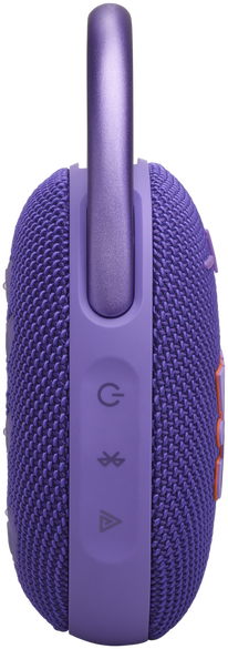 Egy lila Bluetooth hangszóró fém fogantyúval. Van rajta be/ki, Bluetooth és lejátszás/szünet gomb. Narancssárga részletek láthatók.