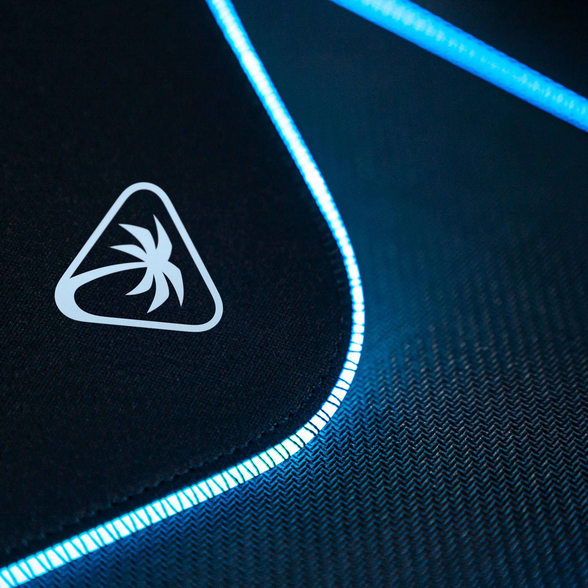 Tapis de souris noir et bleu avec logo de palmier blanc et bordure bleue.