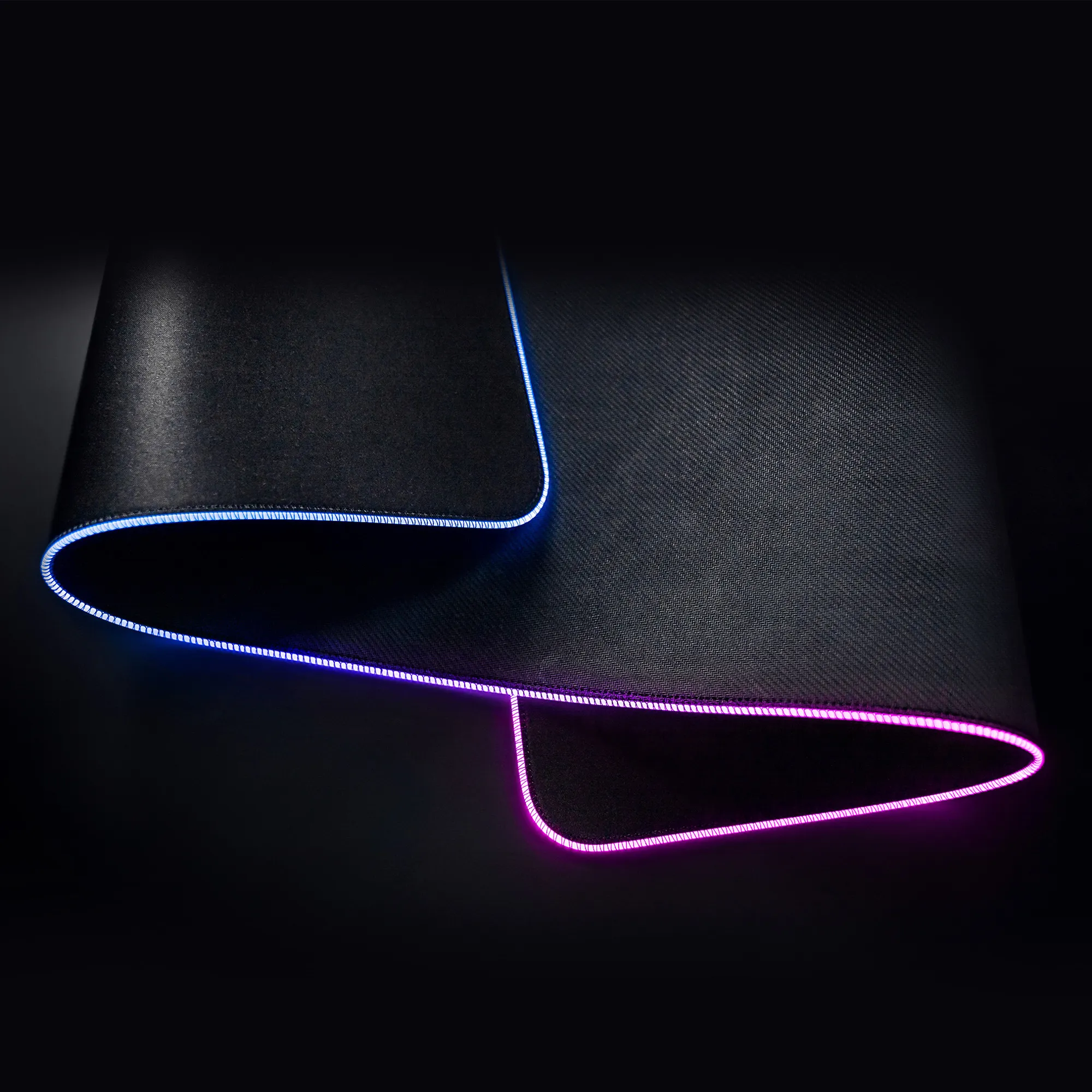 Tapis de souris gaming avec lumières RGB sur les bords, fond noir.