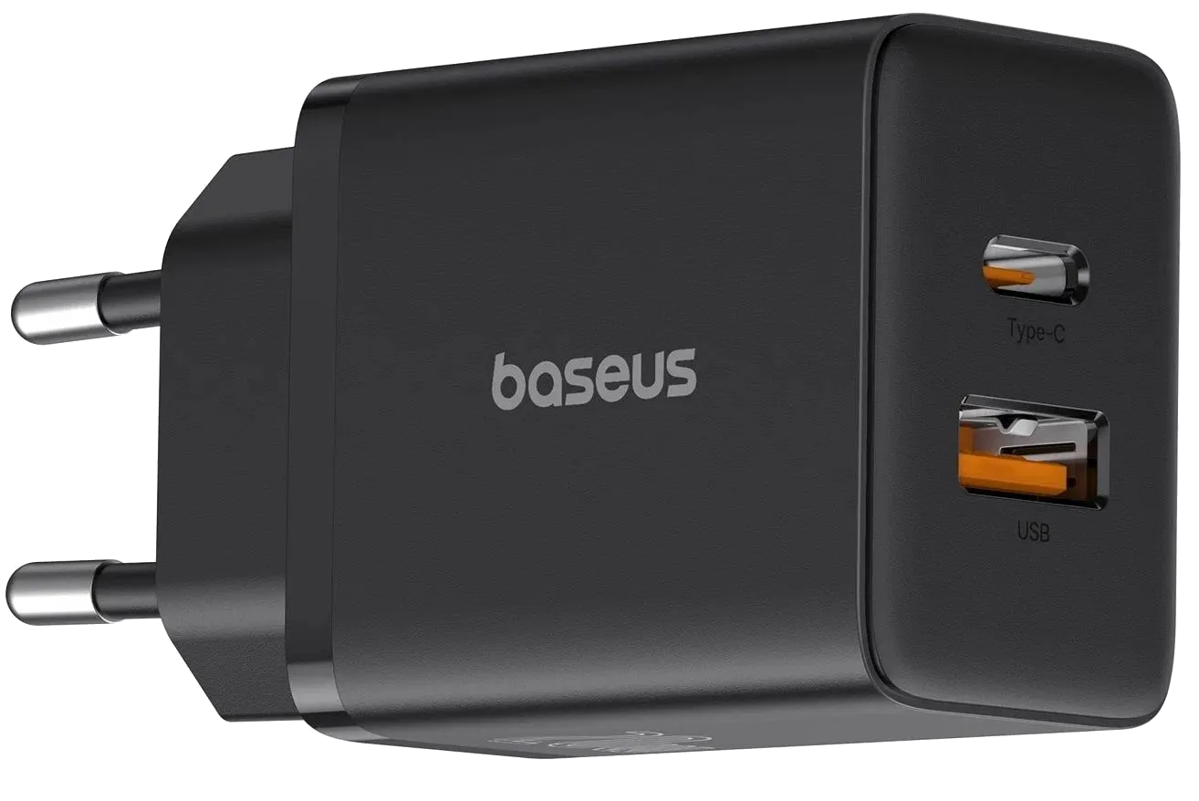 İki fişi ve Tip-C ve USB bağlantı noktaları olan siyah bir güç adaptörü.