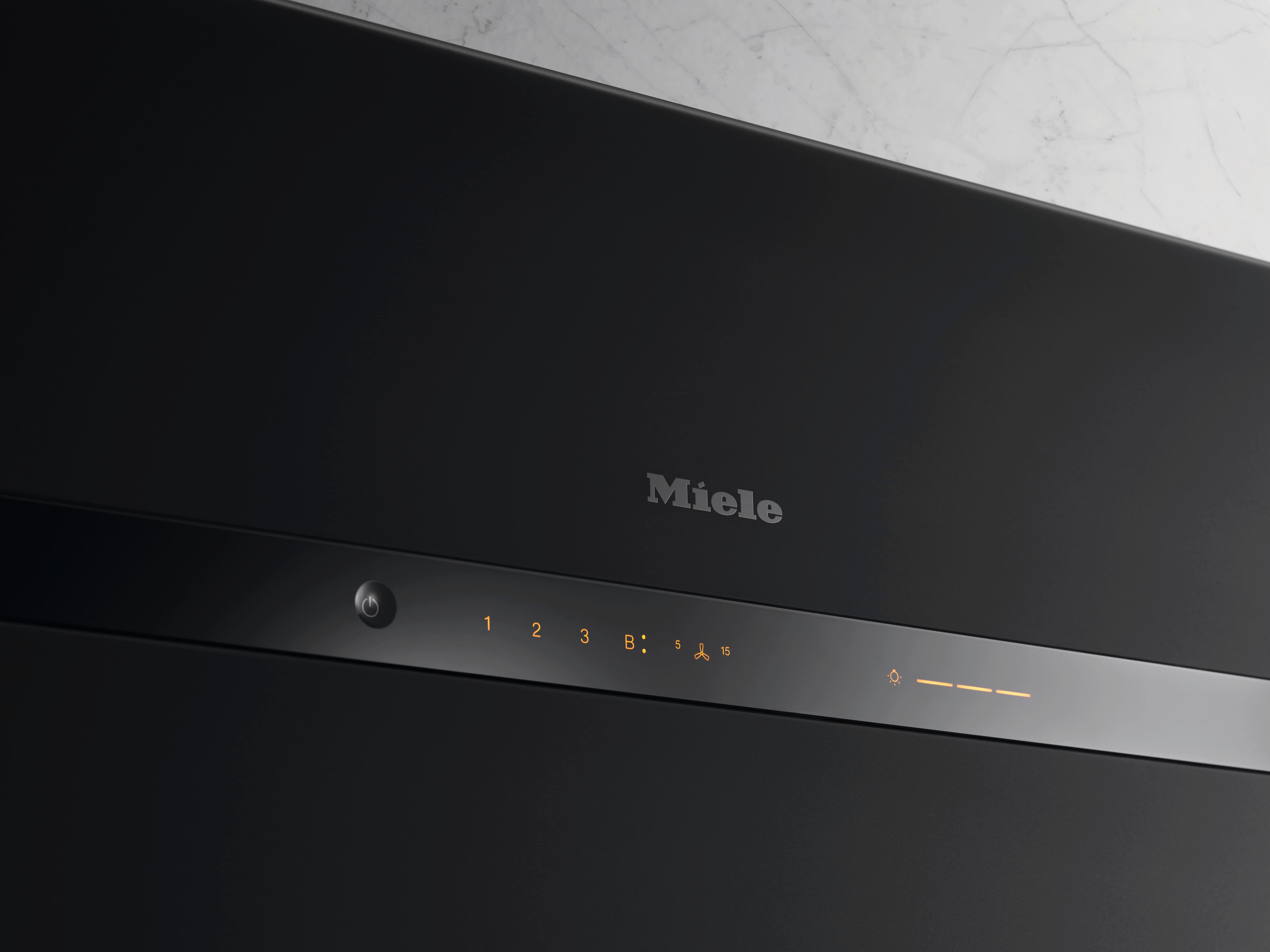 Schwarzes Küchengerät mit Miele-Logo und Bedienfeld.