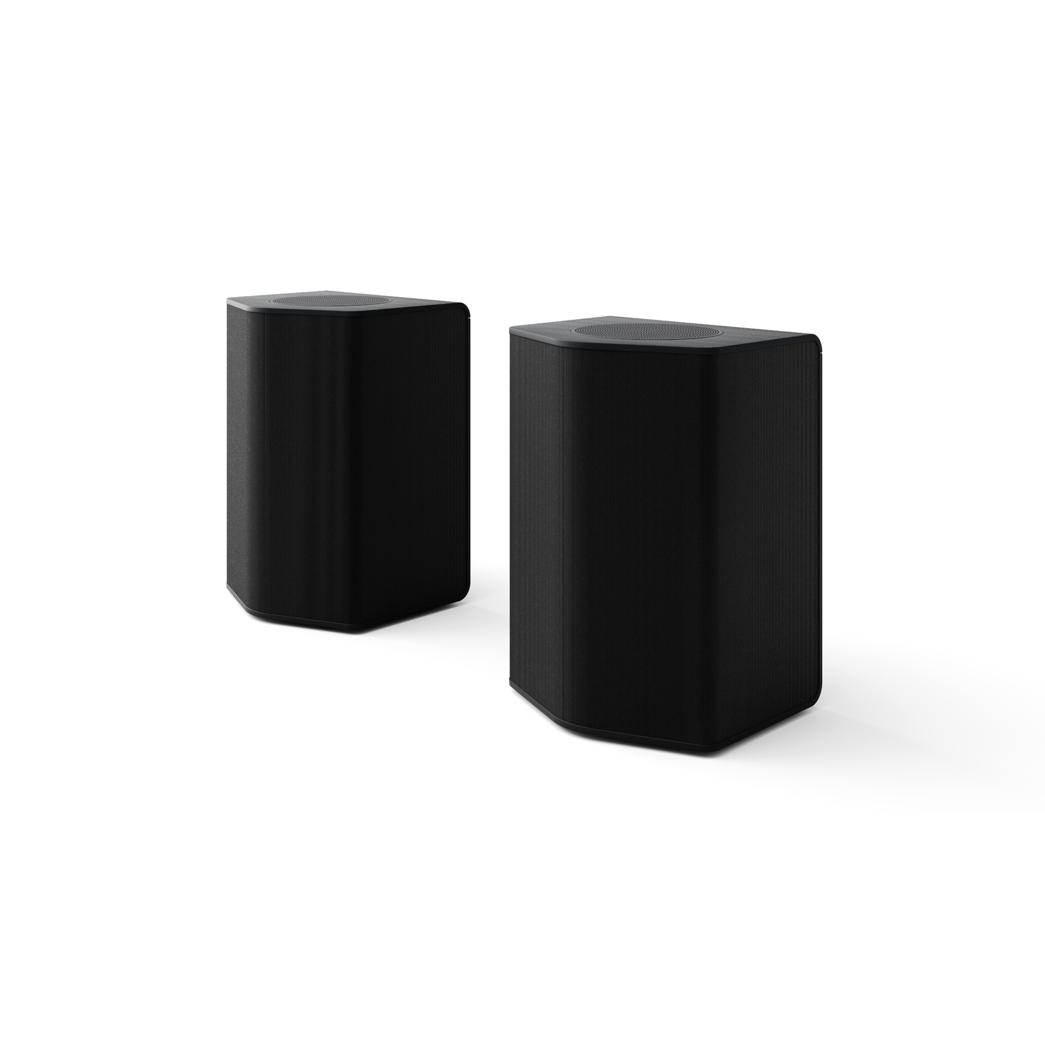 Deux haut-parleurs noirs sur fond blanc. Ils sont cylindriques avec un design en maille.