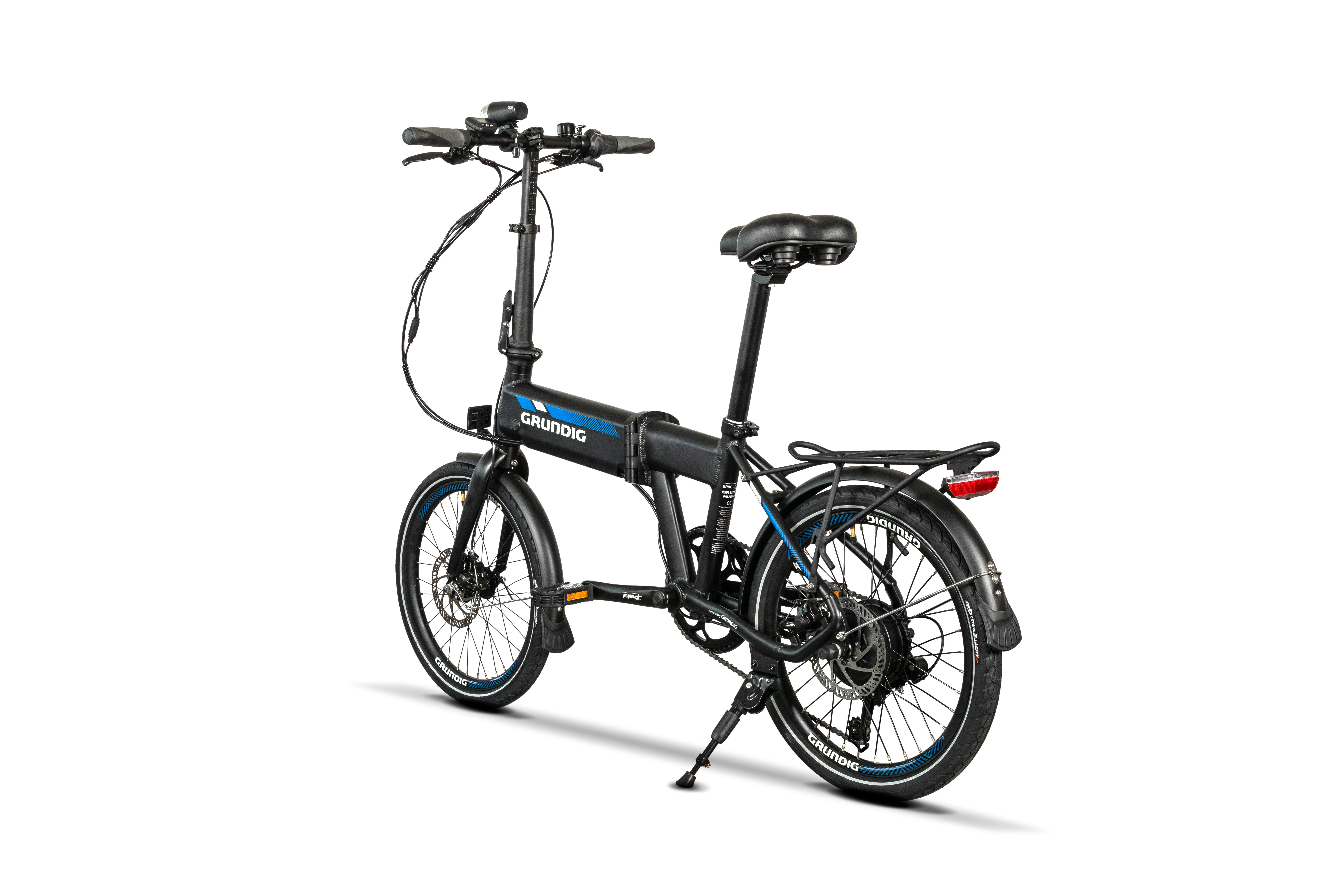 Schwarzes Grundig Klapp-E-Bike auf Weiß. Das Fahrrad hat einen schwarzen Rahmen und blaue Akzente. Das Fahrrad ist gefaltet.
