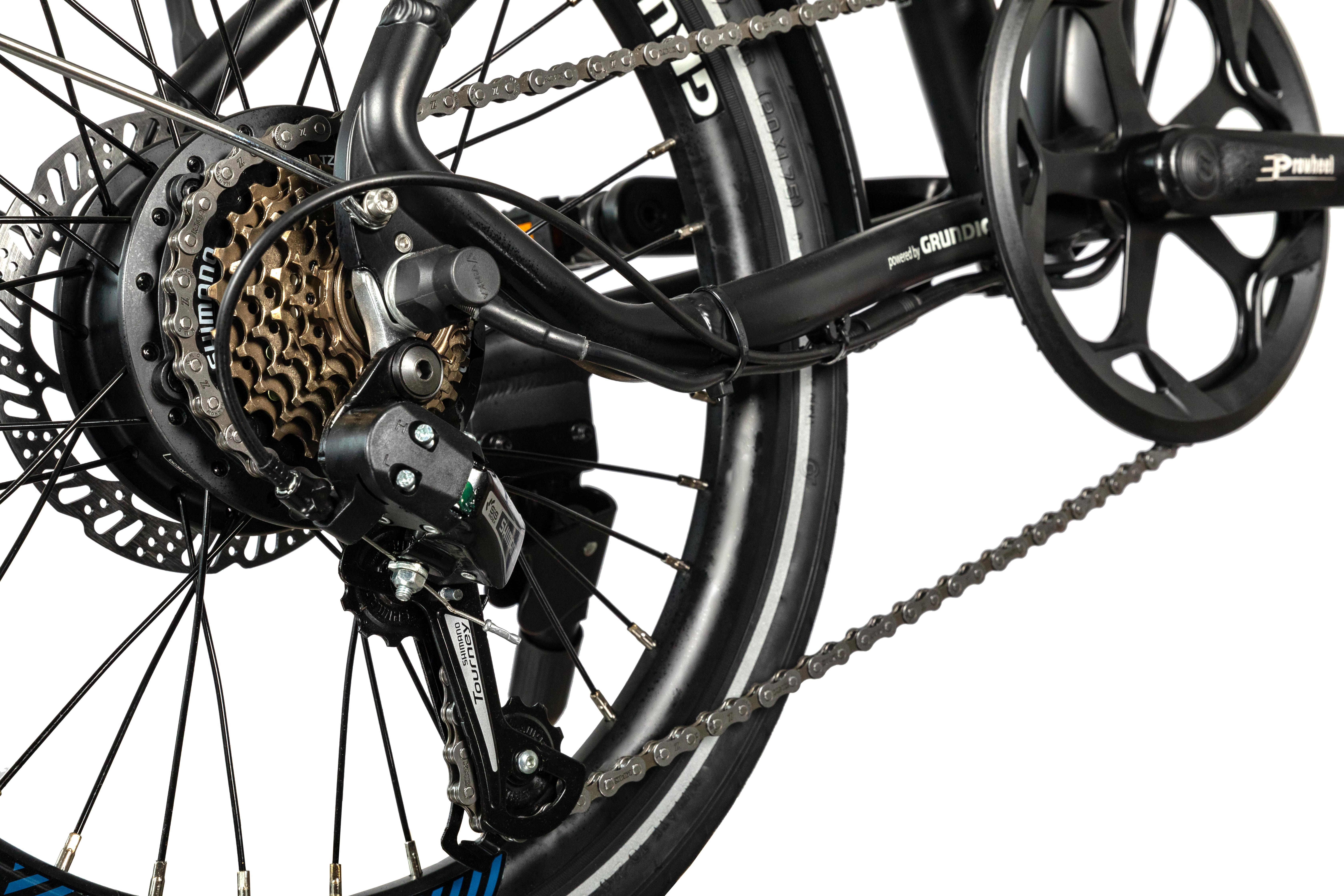 Nahaufnahme eines Fahrradrads und der Zahnräder. Das Fahrrad ist schwarz und silber mit Kette und Scheibenbremsen.