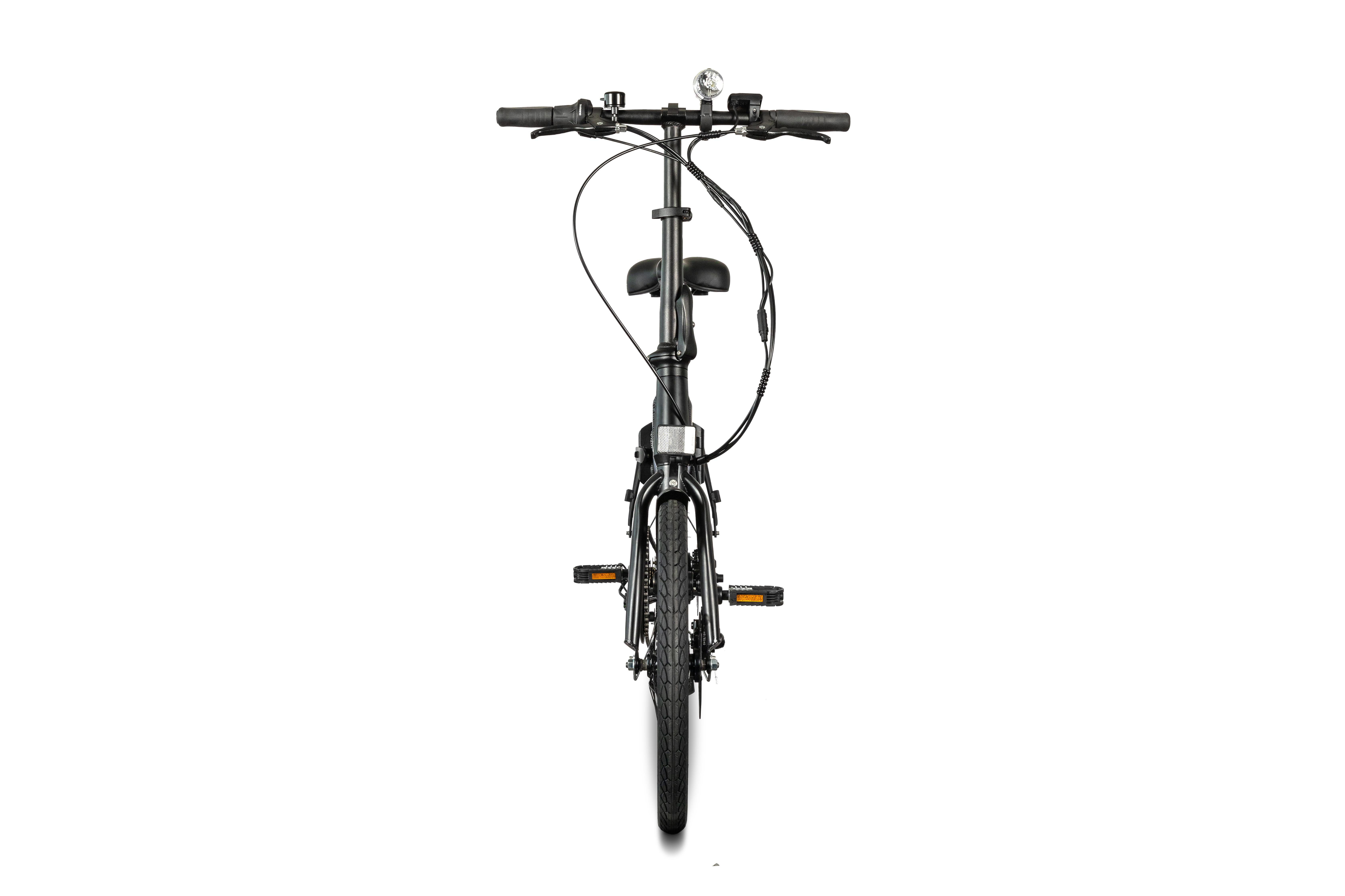 Ein zusammengeklapptes schwarzes Elektrofahrrad, von vorne gesehen, auf weißem Grund.