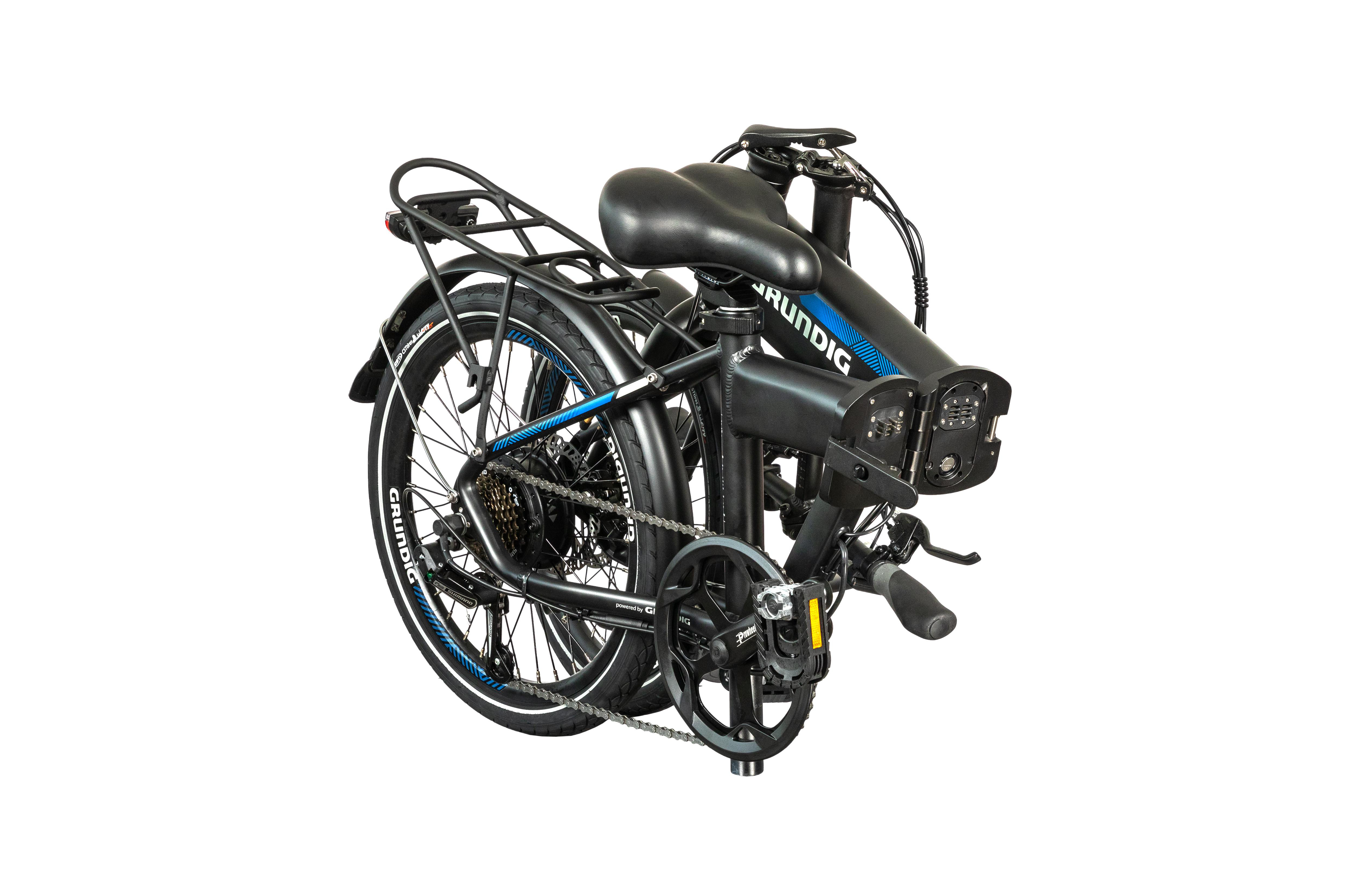 Gefaltetes schwarzes Elektrofahrrad mit blauen Akzenten, isoliert auf weißem Hintergrund.