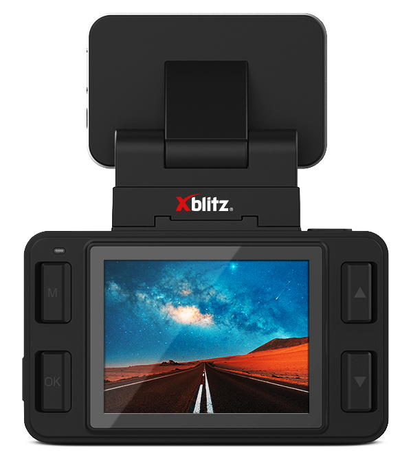 Czarna kamera samochodowa z ekranem pokazującym nocny krajobraz drogi i gwiaździstego nieba. Przyciski widoczne.