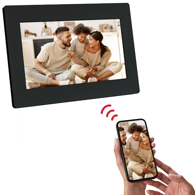 Digitális képkeret egy családi fotóval, okostelefonhoz csatlakoztatva, ugyanazt a fotót mutatva.