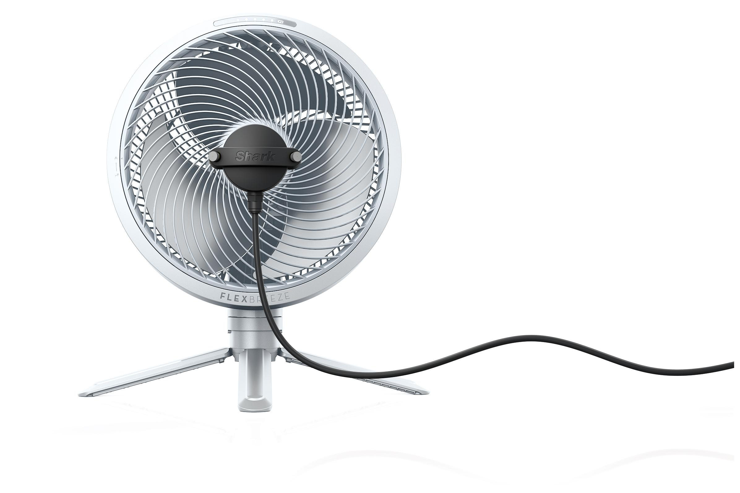Ein weißer Ventilator mit silbernem Ständer und Flügeln. Ein schwarzes Netzkabel geht vom Ventilator aus.