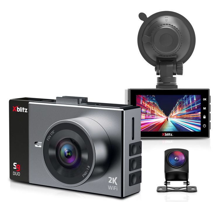 Czarna i szara kamera samochodowa z ekranem i tylną kamerą na białym tle.