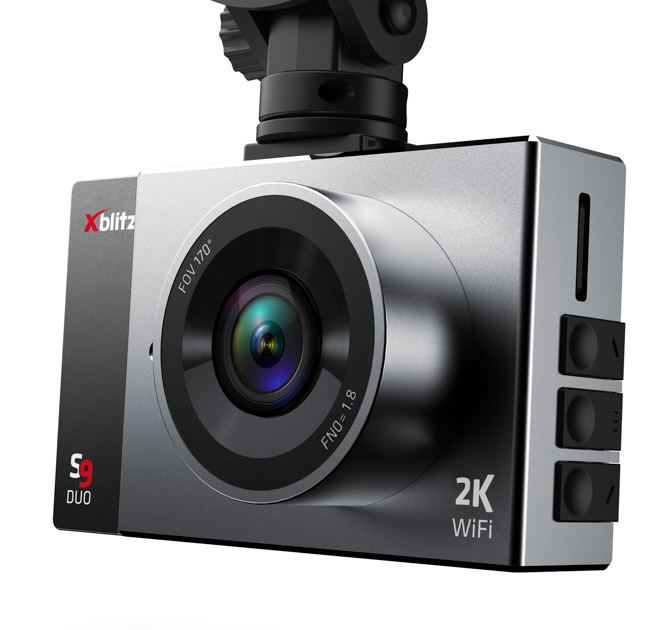 Srebrna kamera samochodowa z obiektywem, przyciskami i uchwytem.