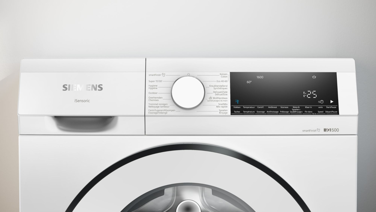 Lave-linge blanc, gros plan sur le panneau de commande. L'écran et les boutons sont visibles.