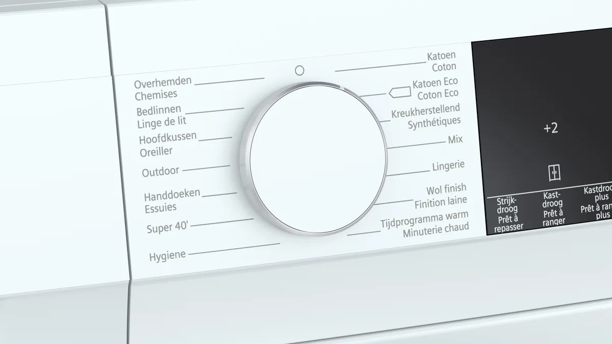 Gros plan sur le panneau de commande d'un lave-linge blanc. Il comprend un cadran et un affichage numérique avec du texte.