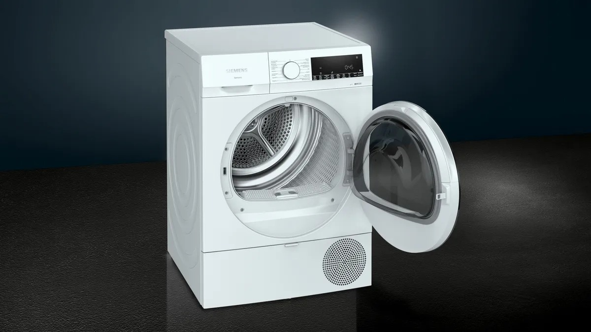 Un sèche-linge blanc avec une porte ouverte. Le tambour intérieur est visible.