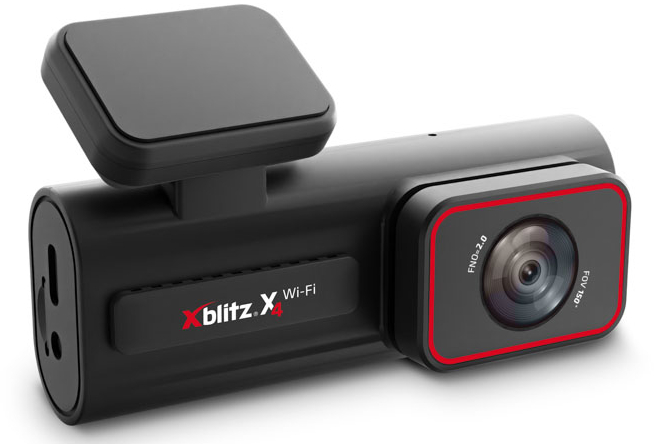 Czarna kamera samochodowa z obiektywem i ekranem, czerwona obwódka. Białe tło, widok pod kątem.