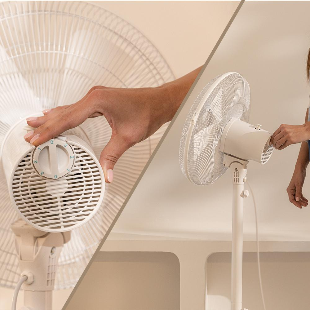 Dos ventiladores de pie blancos. Una persona ajusta la configuración del ventilador izquierdo y derecho.